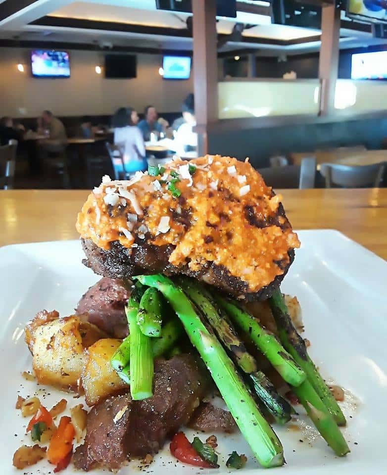 steak and potatos with asparagus