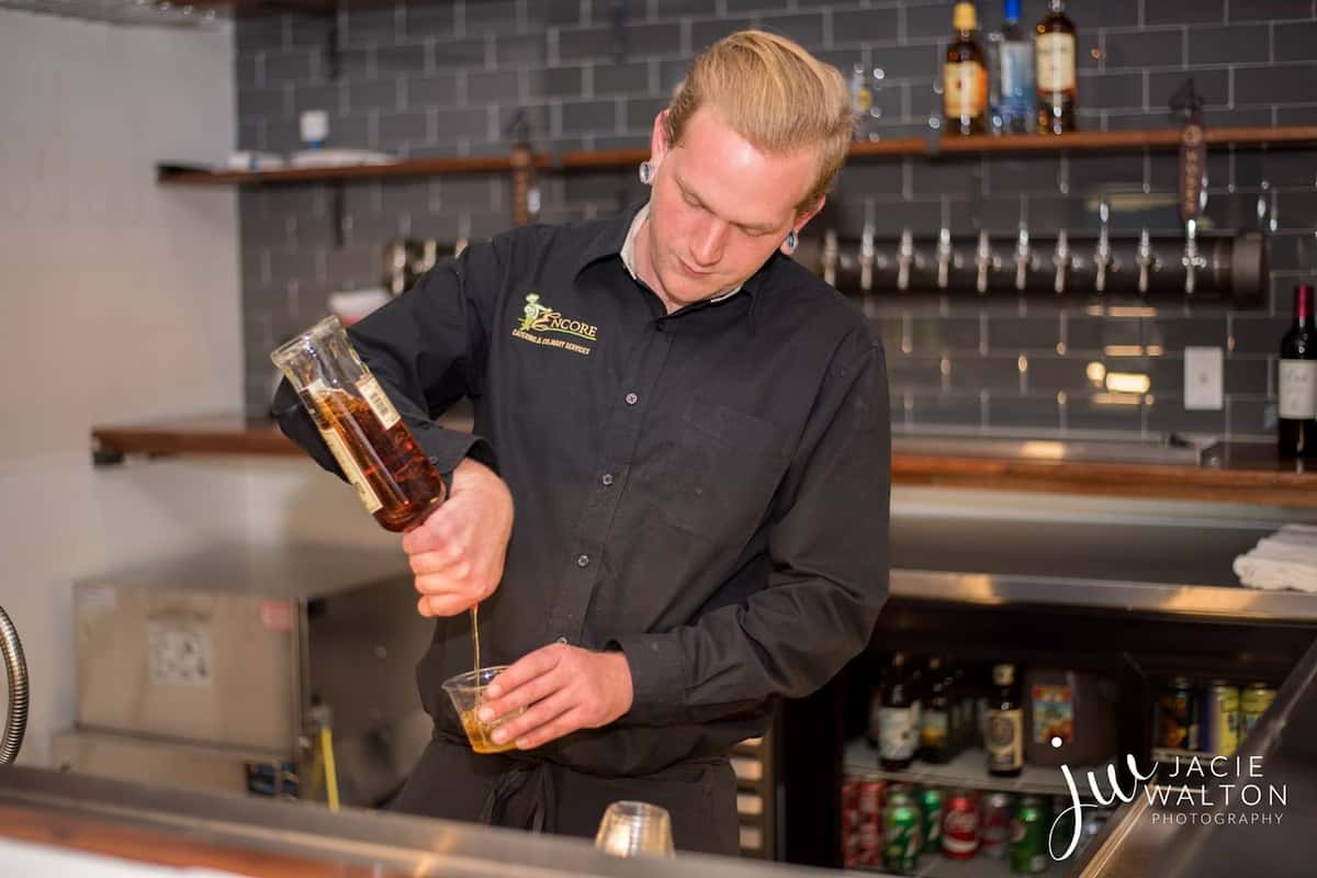 bartender pour