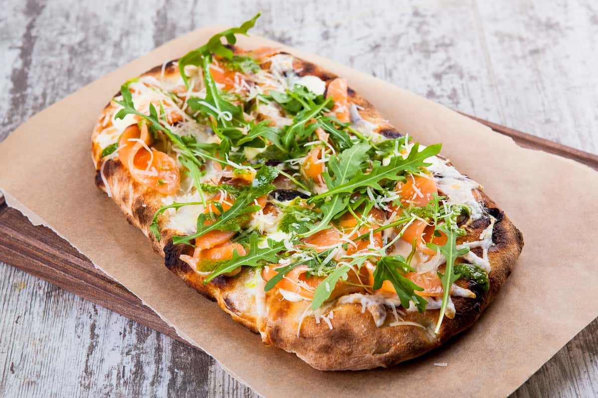 Flatbread with salmon and cheese