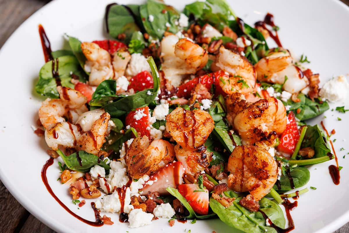 Strawberry and spinach salad with grilled shrimp
