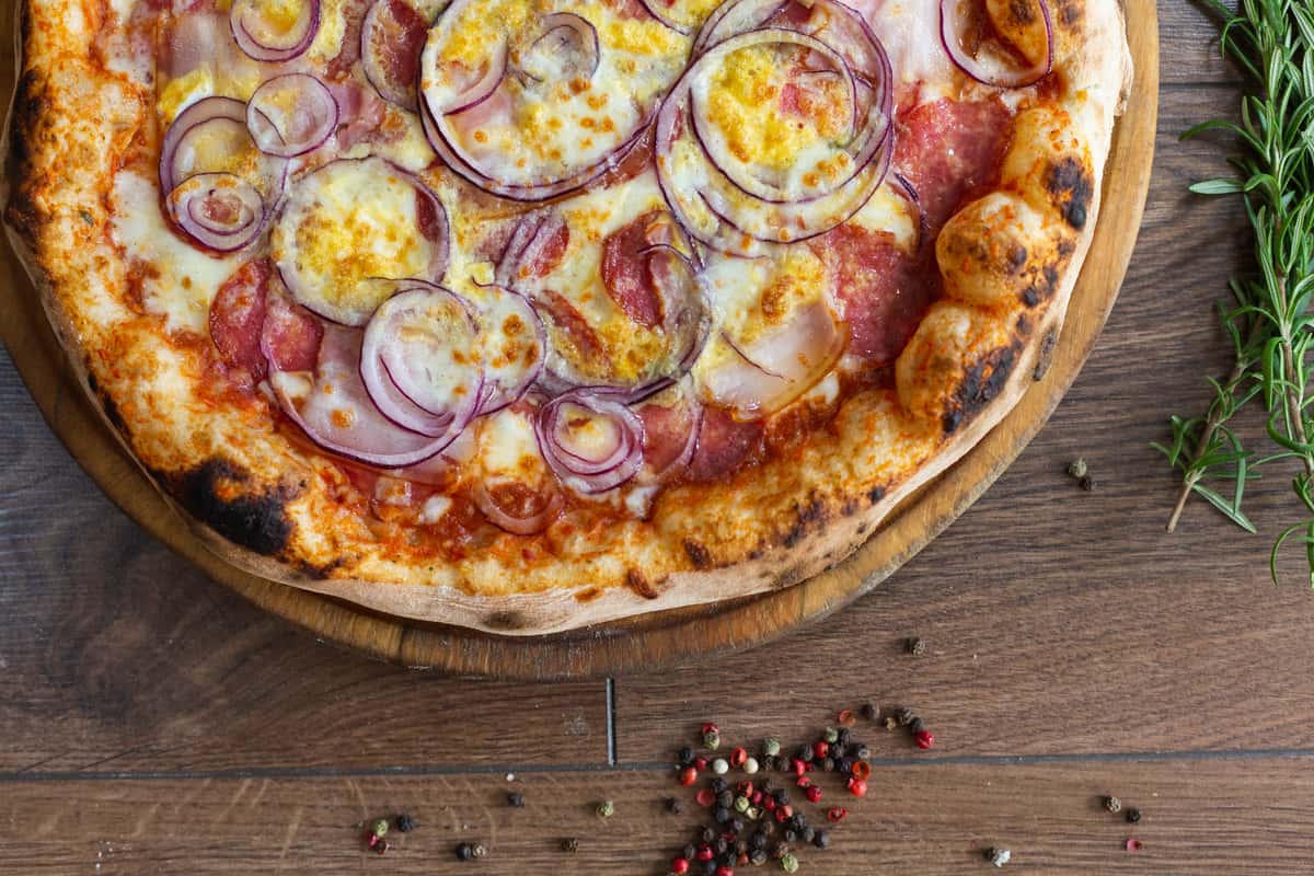 pizza pepperoni with red onions