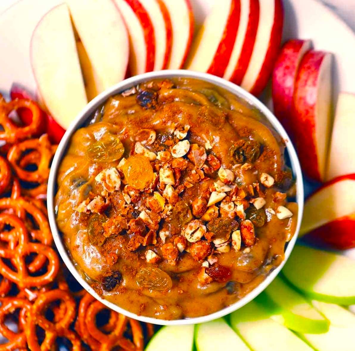 Honey Cinnamon Raisin Peanut Butter Dip Cups 🥜🍯 Creamy peanut butter blended with honey, cinnamon, and raisins for a sweet, satisfying dip. Each individual cup comes with your choice of crunchy pretzels or crisp apple chips—perfect for dipping on the go! 🍎