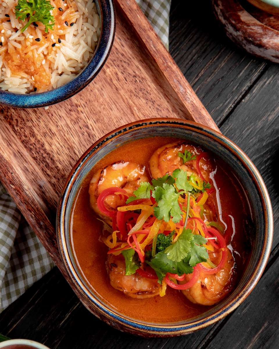 fried shrimps with vegetables spicy sauce