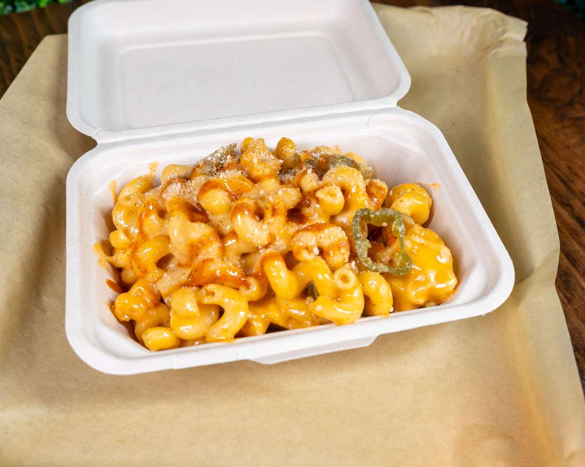 Mac and cheese with bacon in a takeout container
