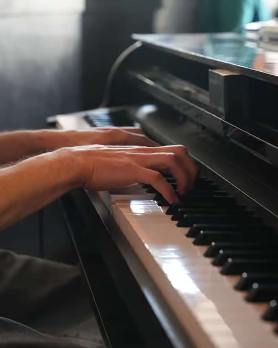 Live solo piano is ON! 🎹 Fri & Sat at 6 PM. Got a song in your heart? Request it! We're here to play your faves. Book your spot: https://www.fortissimoduelingpianos.com/reservations