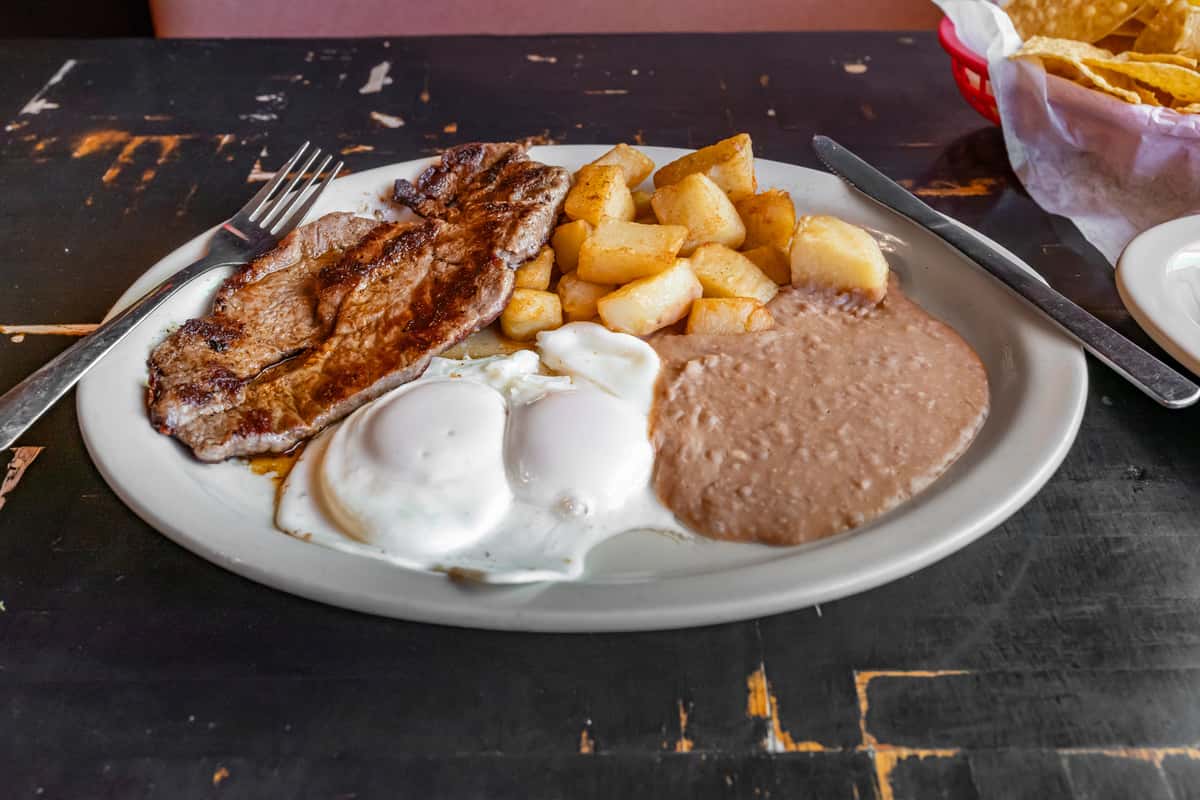 Huevos con bistec y papas