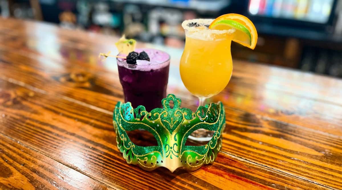 events drinks with green party mask