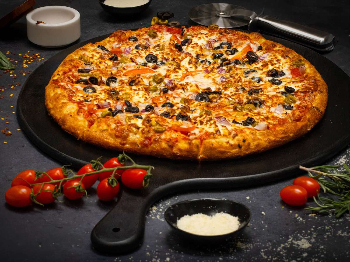 (Tomato, Arabic Cheese, EVO, Red Onions, Olives, Oregano, Mozzarella Cheese)
