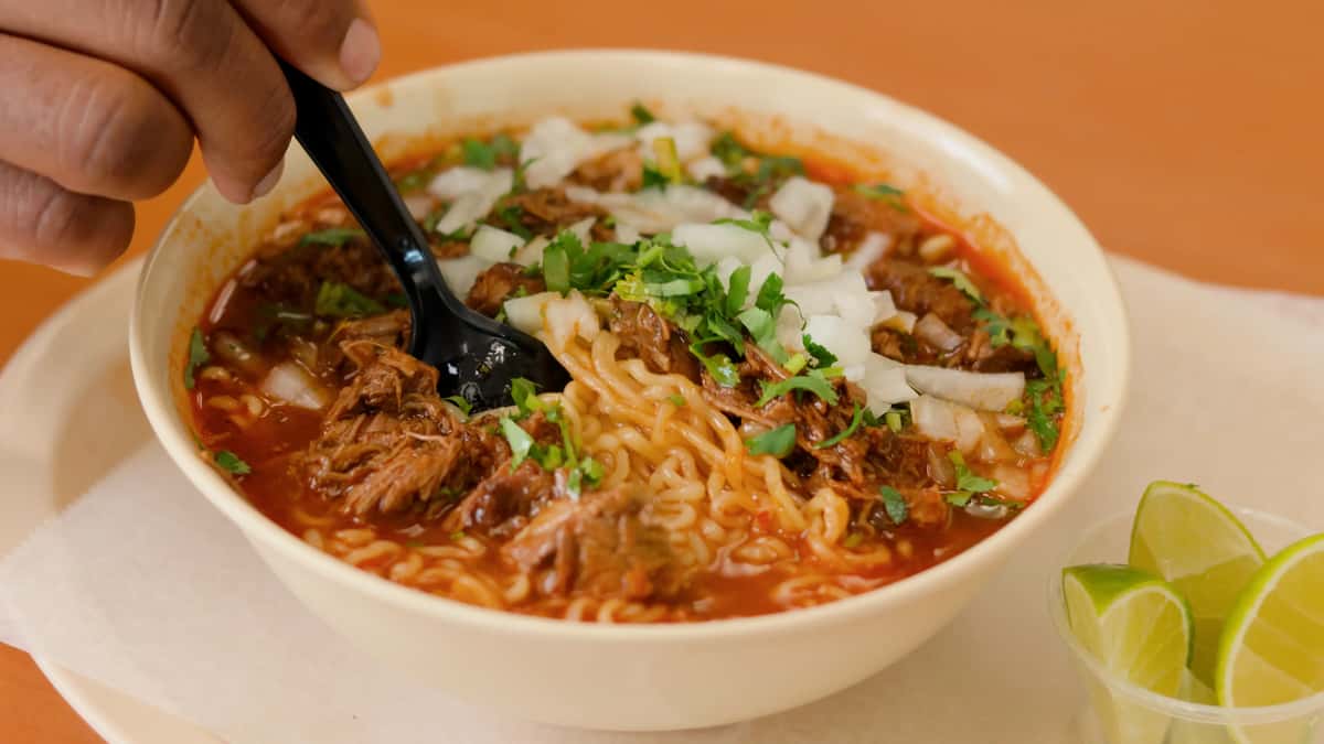 Birria Ramen - Restaurante Mexicano.
