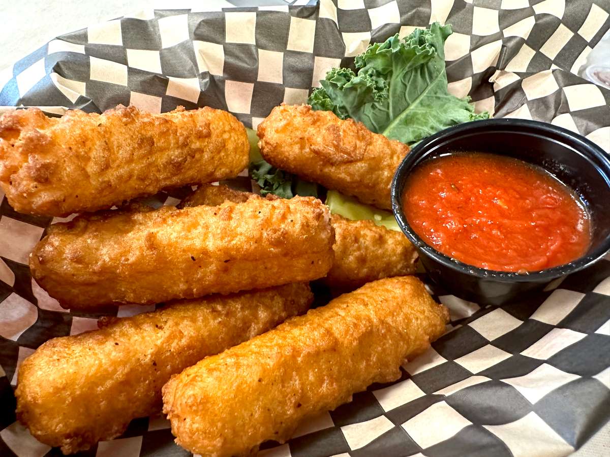 Six creamy mozzarella cheese sticks fried in a golden batter. Served with marinara sauce.