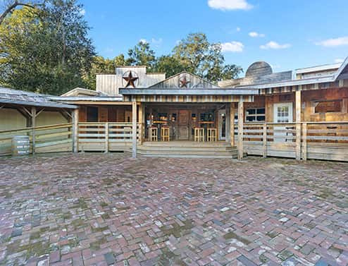 BRICKS BETWEEN SALOON&LODGE