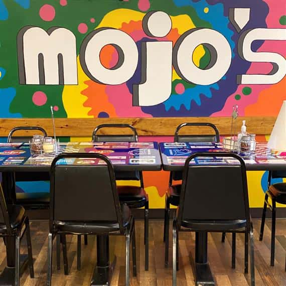 inside dining at mojo's pizza