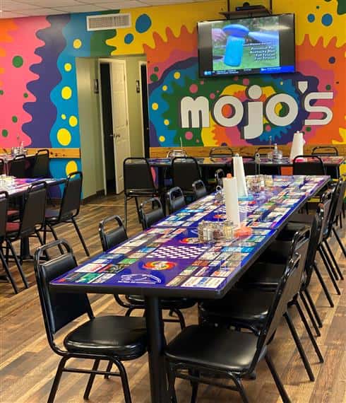 indoor dining at mojo's pizza