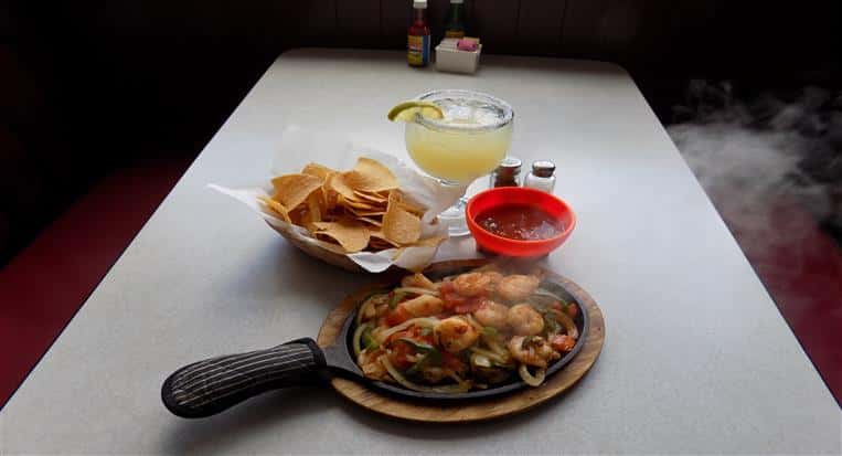 Shrimp fajita served with chips and a glass of margarita
