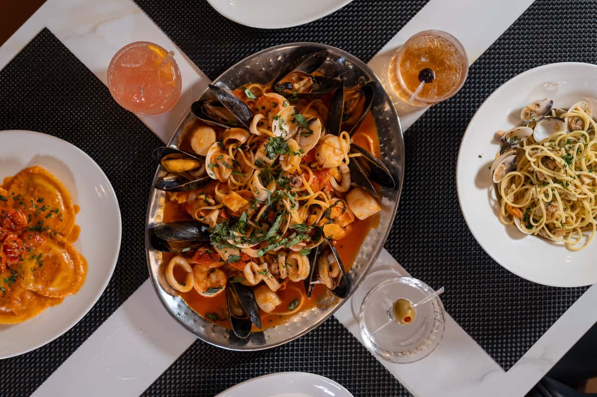 amantes table spread
