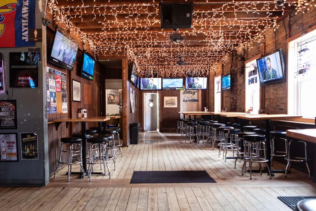 Lottie's | Classic Chicago Bar in Chicago, IL