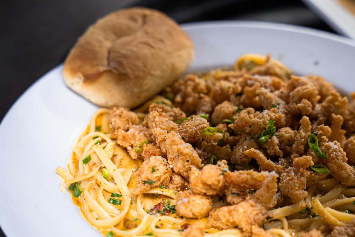 pasta with clams and roll