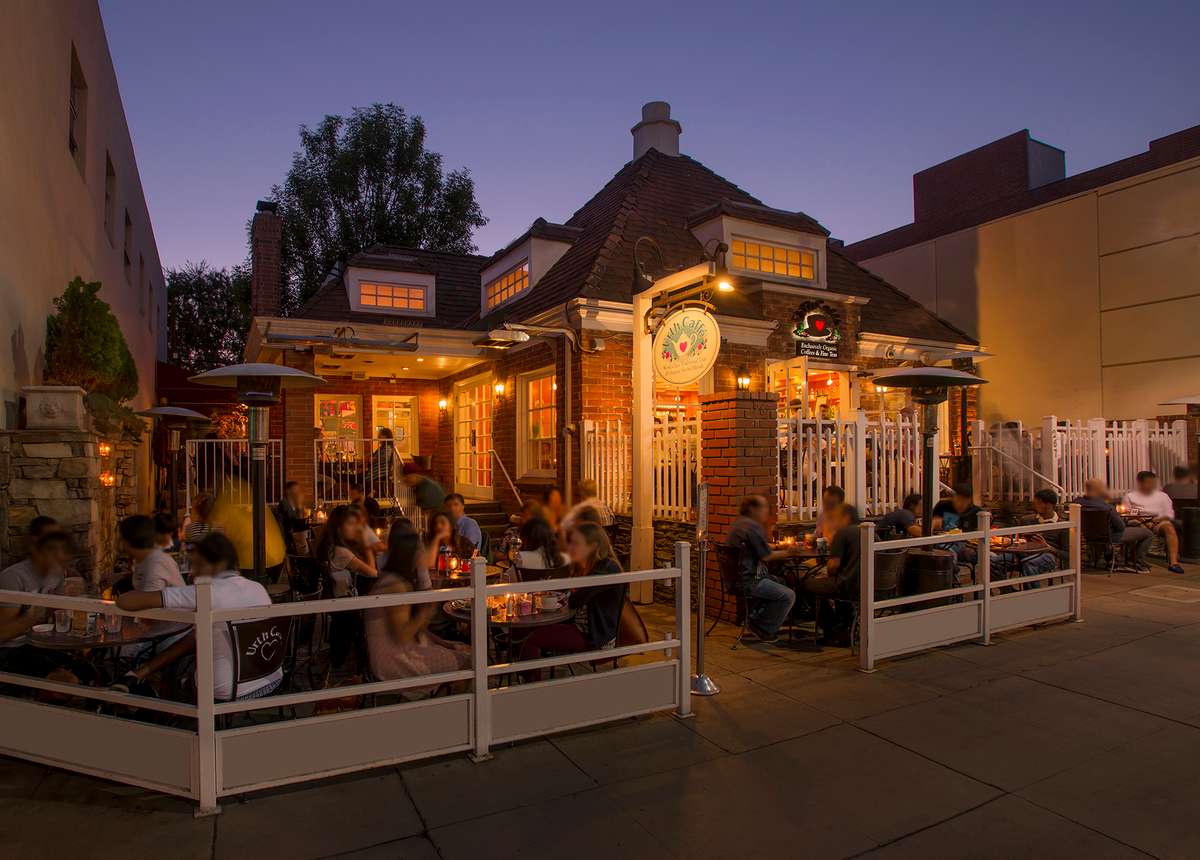 Exterior Urth Caffé BH - Evening