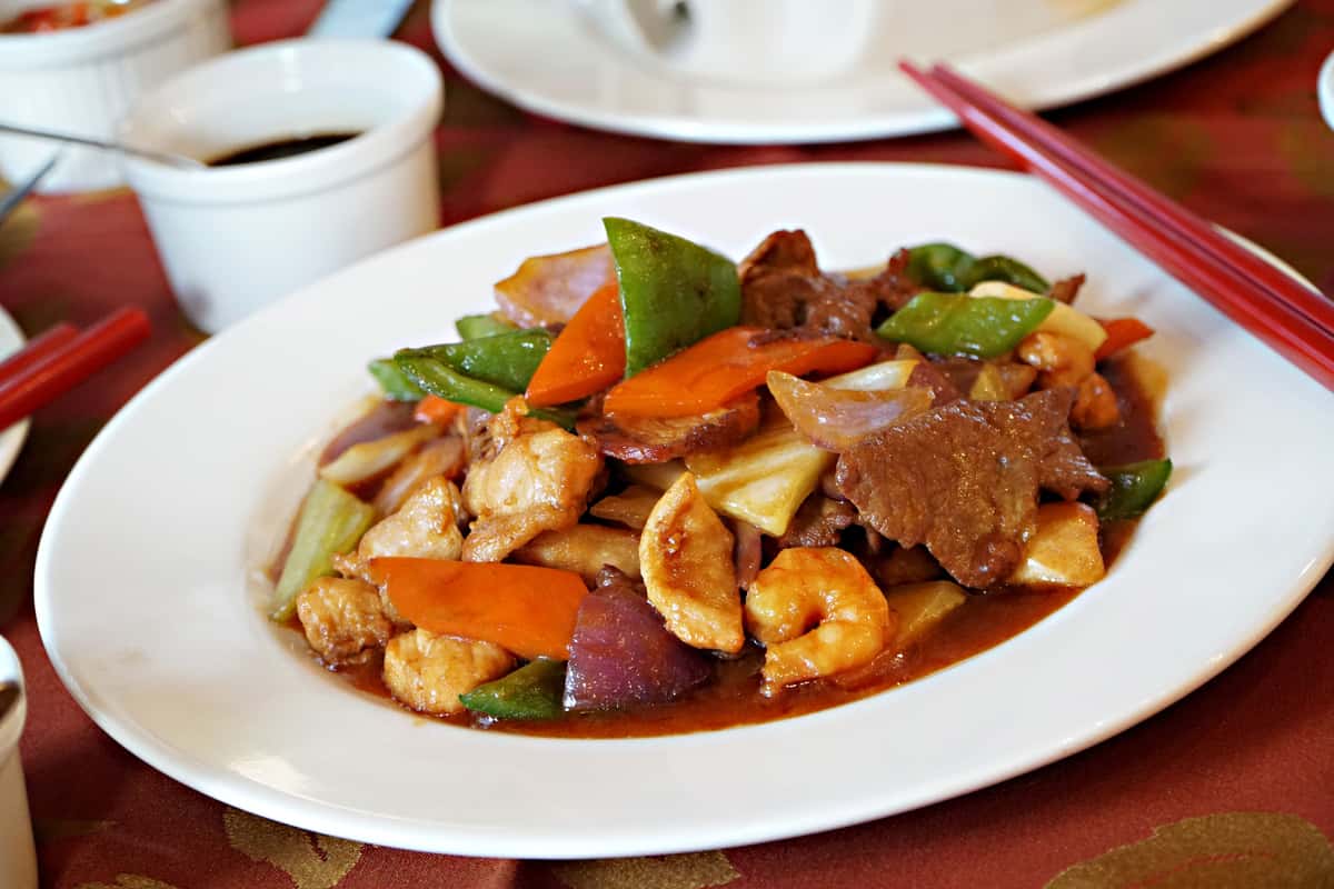 shrimps, bell peppers, carrots, onion in sauce