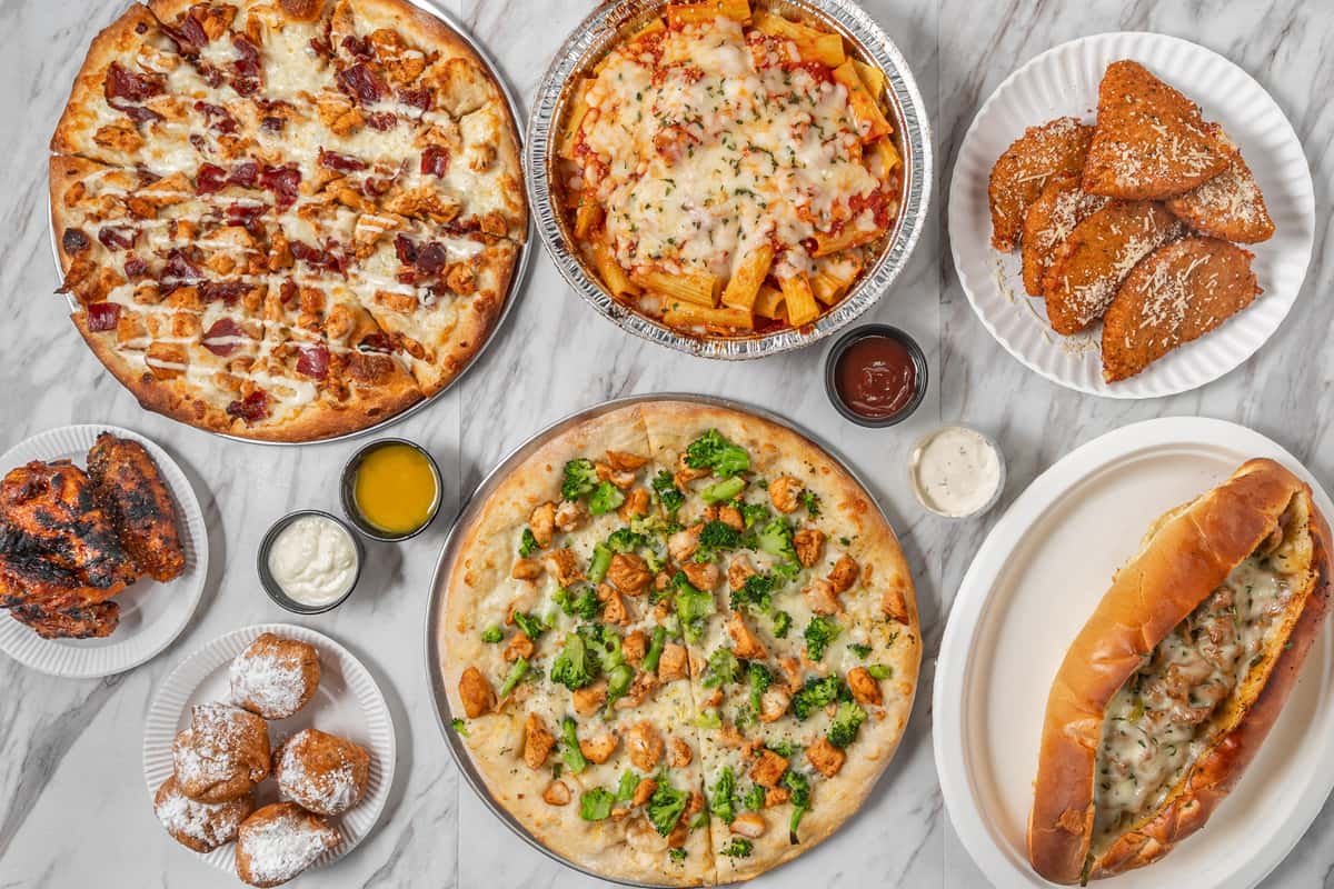 Multiples food itens on a table