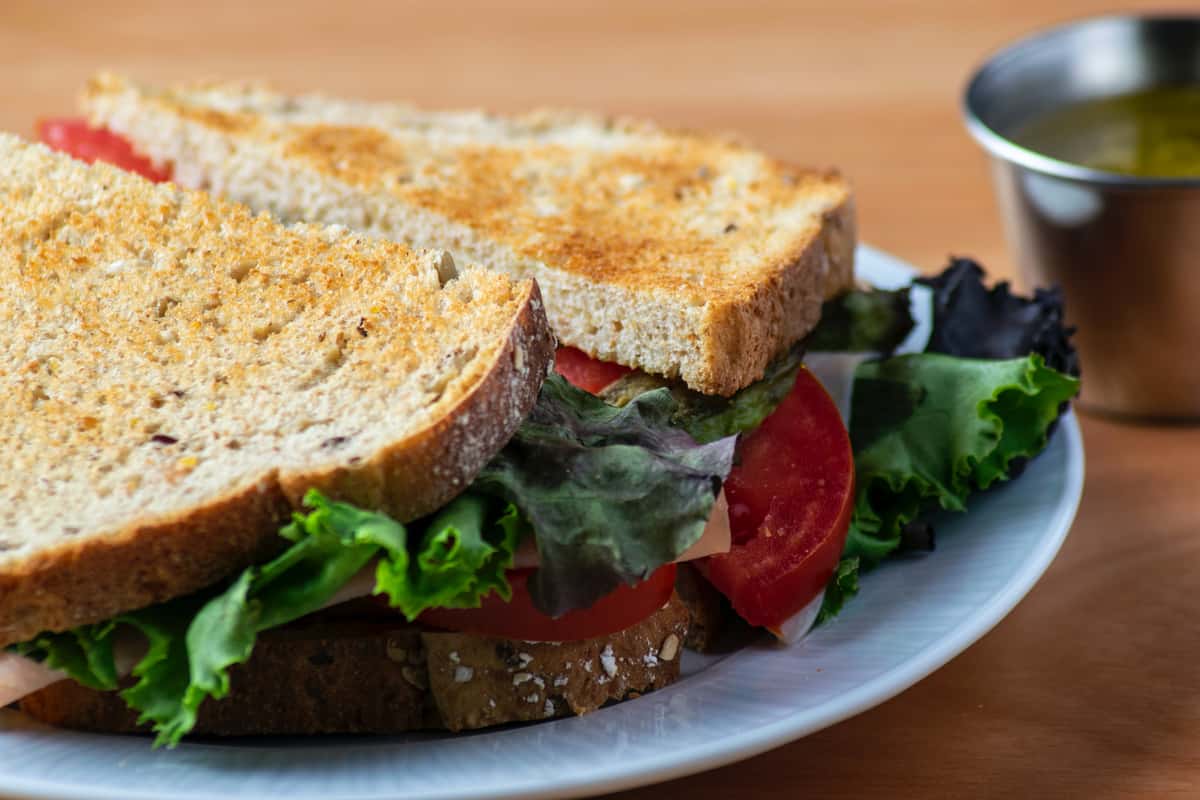  sandwich with tomatoes and lettuce