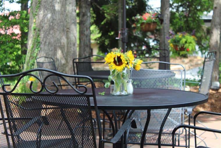 table outside with a flower in the middle for decoration