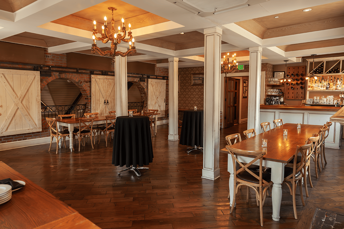 Farm Room - Half seated half cocktail