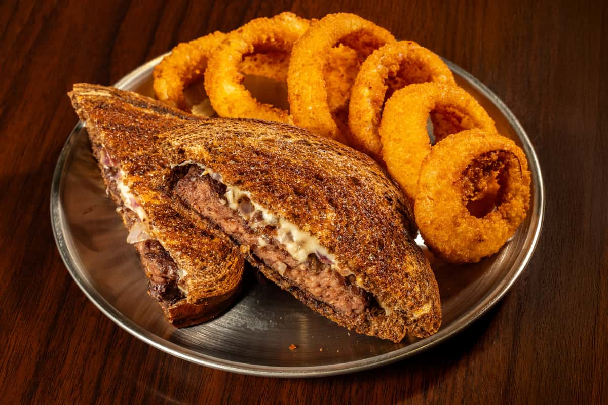 Sandwich and onion rings