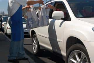 customer picking up food curbside