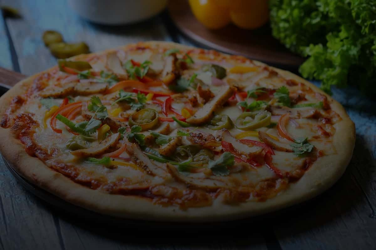 delicious-chicken-pizza-topped-with-vegetables