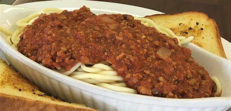 spaghetti with meat sauce and garlic bread