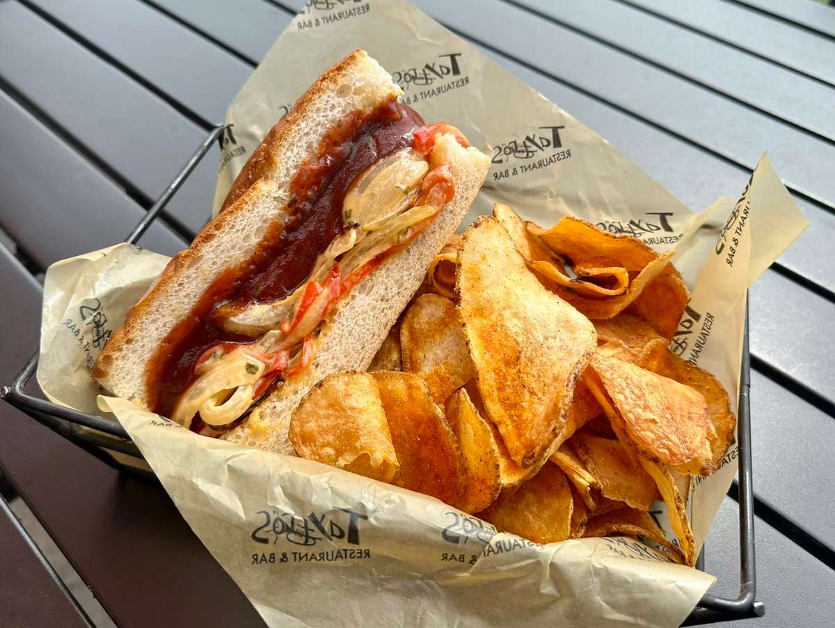 hotdog and chips