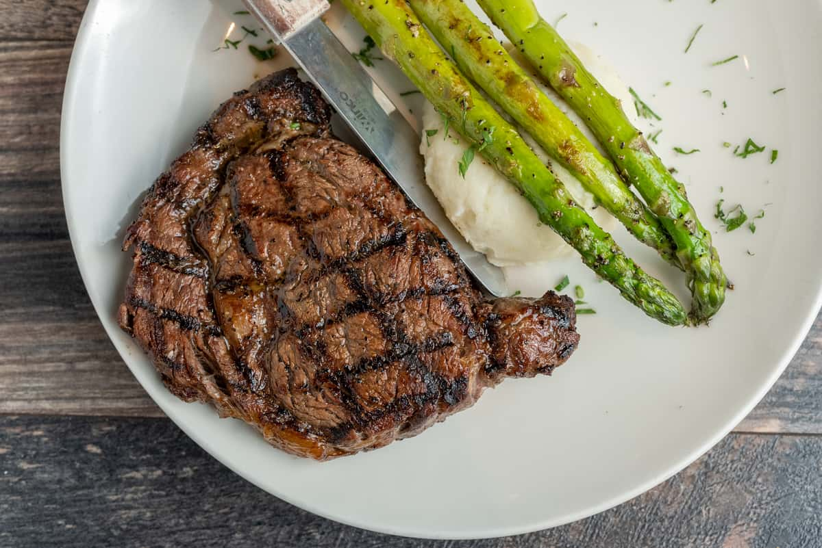 Ribeye steak with asparagus