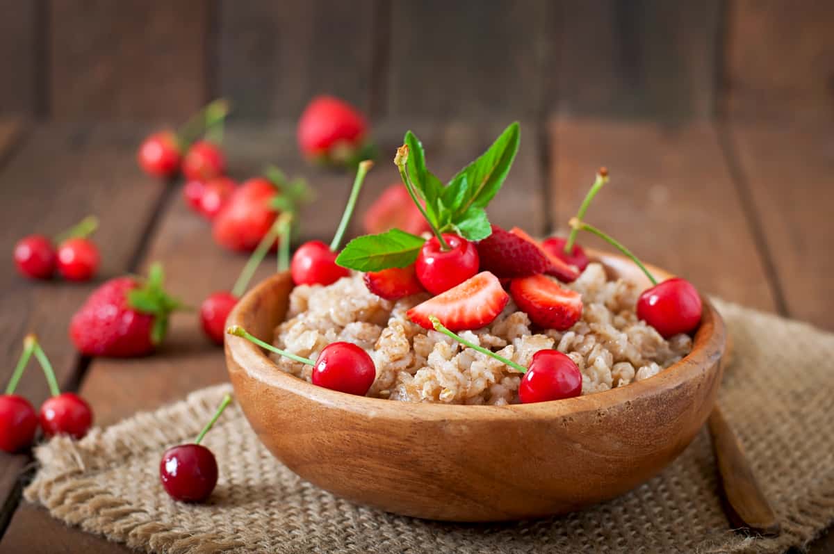 oatmeal porridge with berries