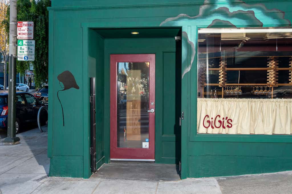 GiGi's Entrance