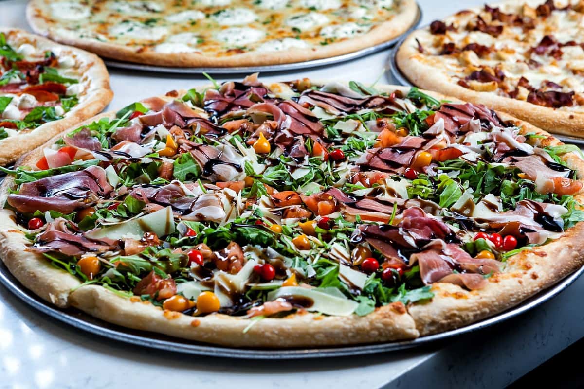 Pizza with prosciutto and balsamic vinegar