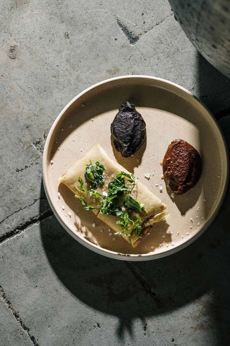 mole negro y mole coloradito tamal