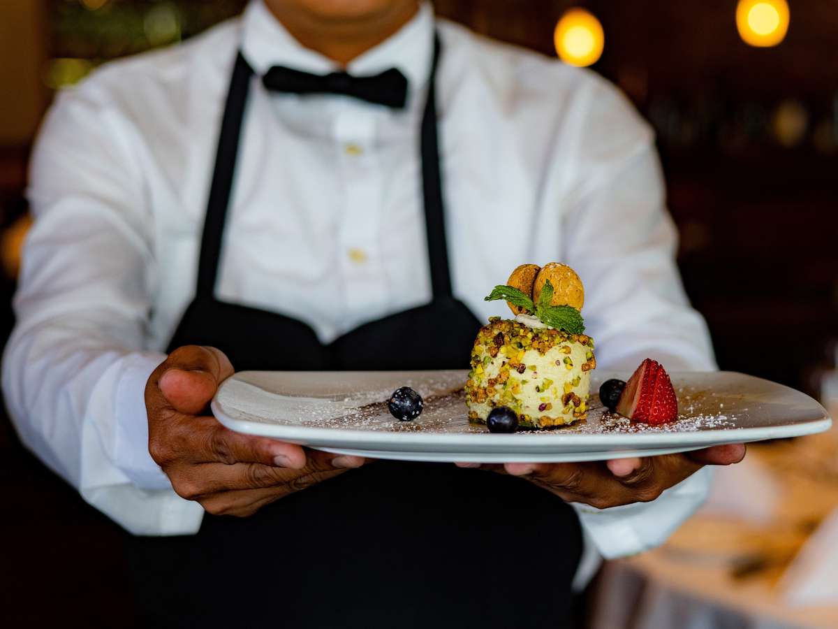 Server holding plate with desert