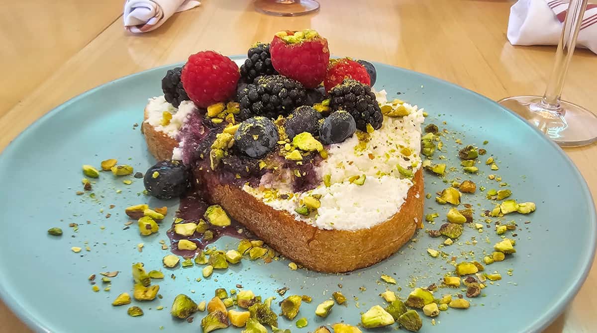 Homemade Straus Ricotta and Fresh Berries on Toasted Sourdough, sprinkled with crushed pistachio
(Vegetarian/Vegan Optional /GF Optional)