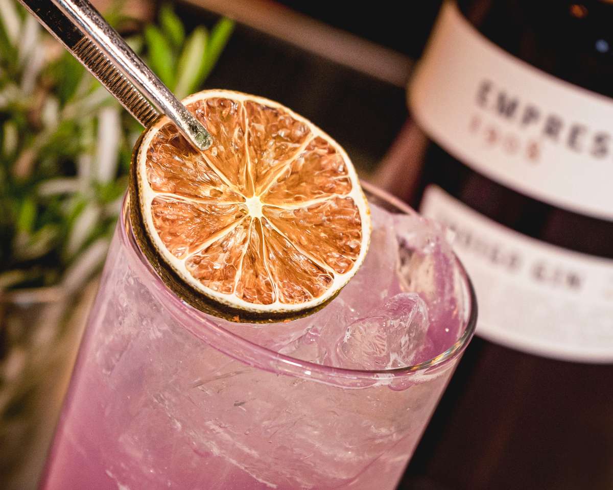 Drink with a slice of fruit