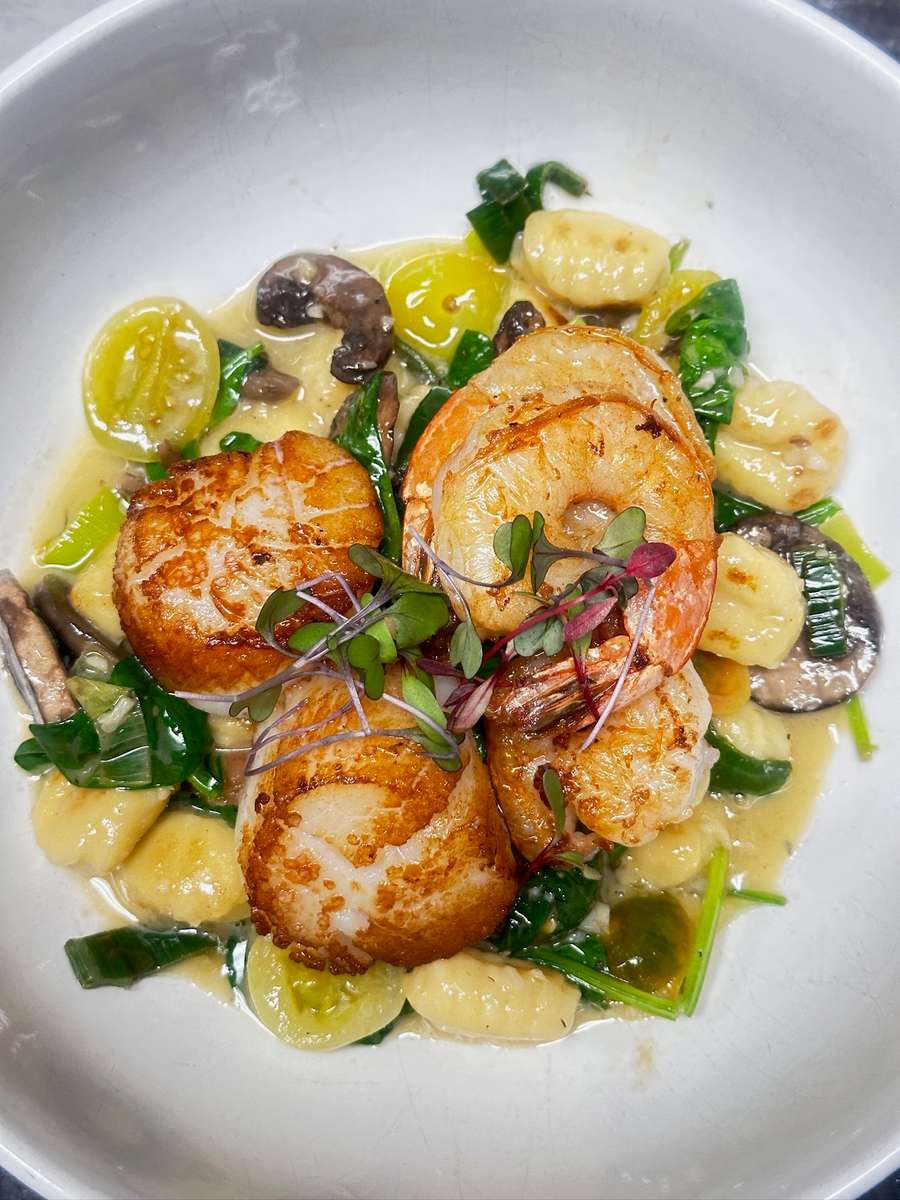 U-10 Scallops, Shrimp, Grape Tomato, Spinach, Leek, Wild Mushroom in White Wine Butter Sauce