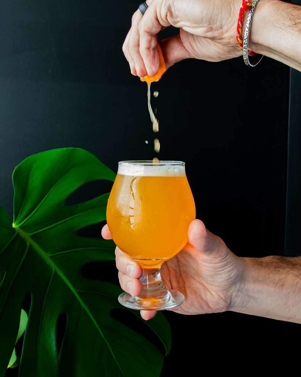 mosa beer pour orange squeeze