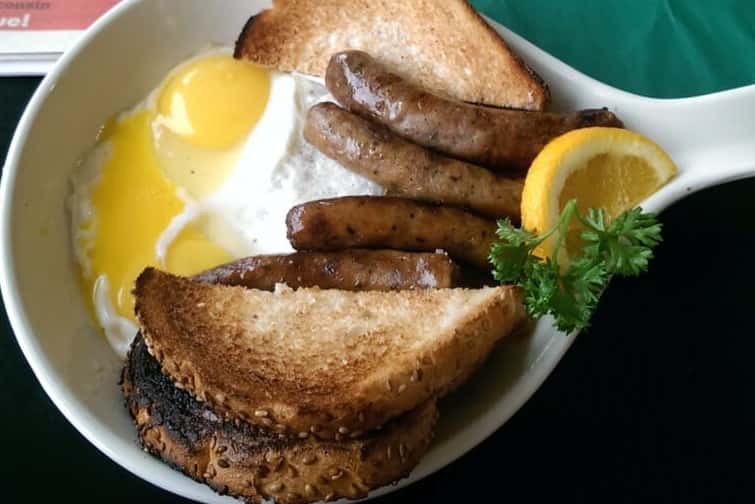 sunny side up eggs with sausage links and toast