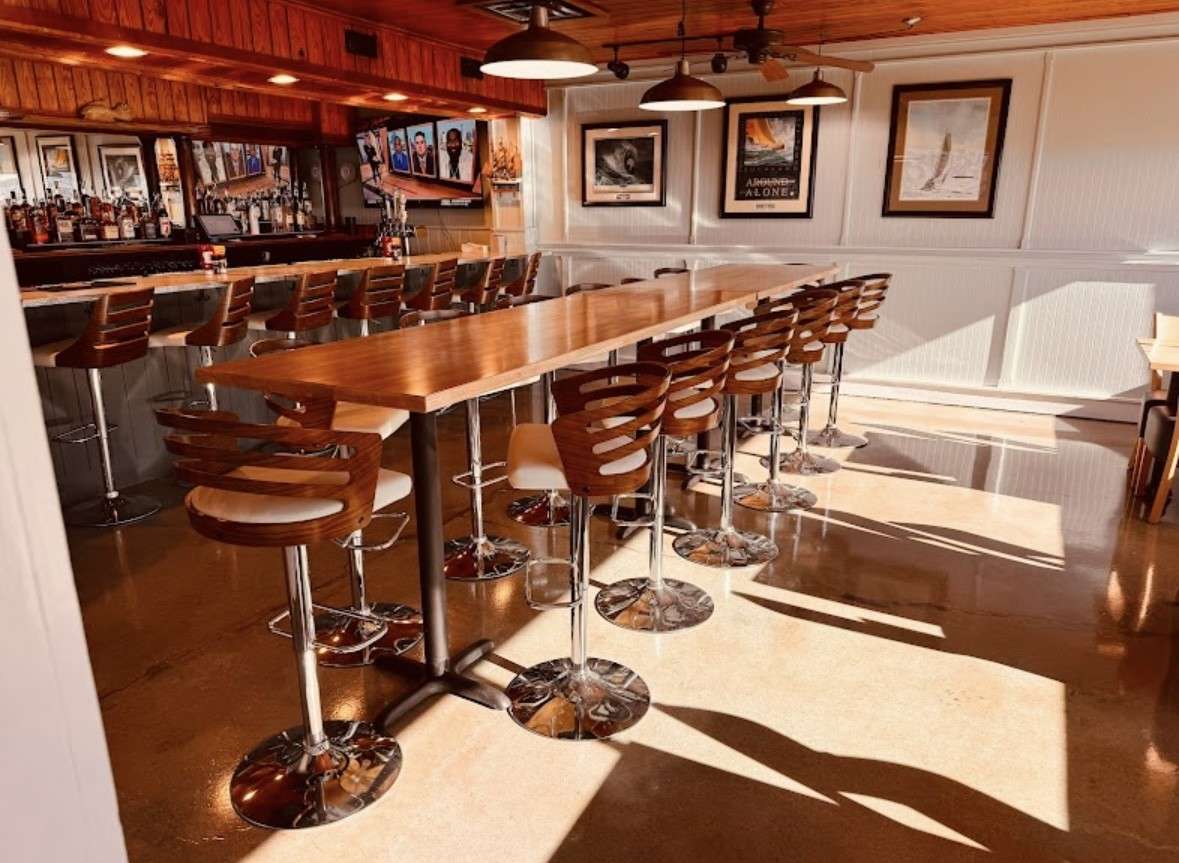 Fins Main Bar