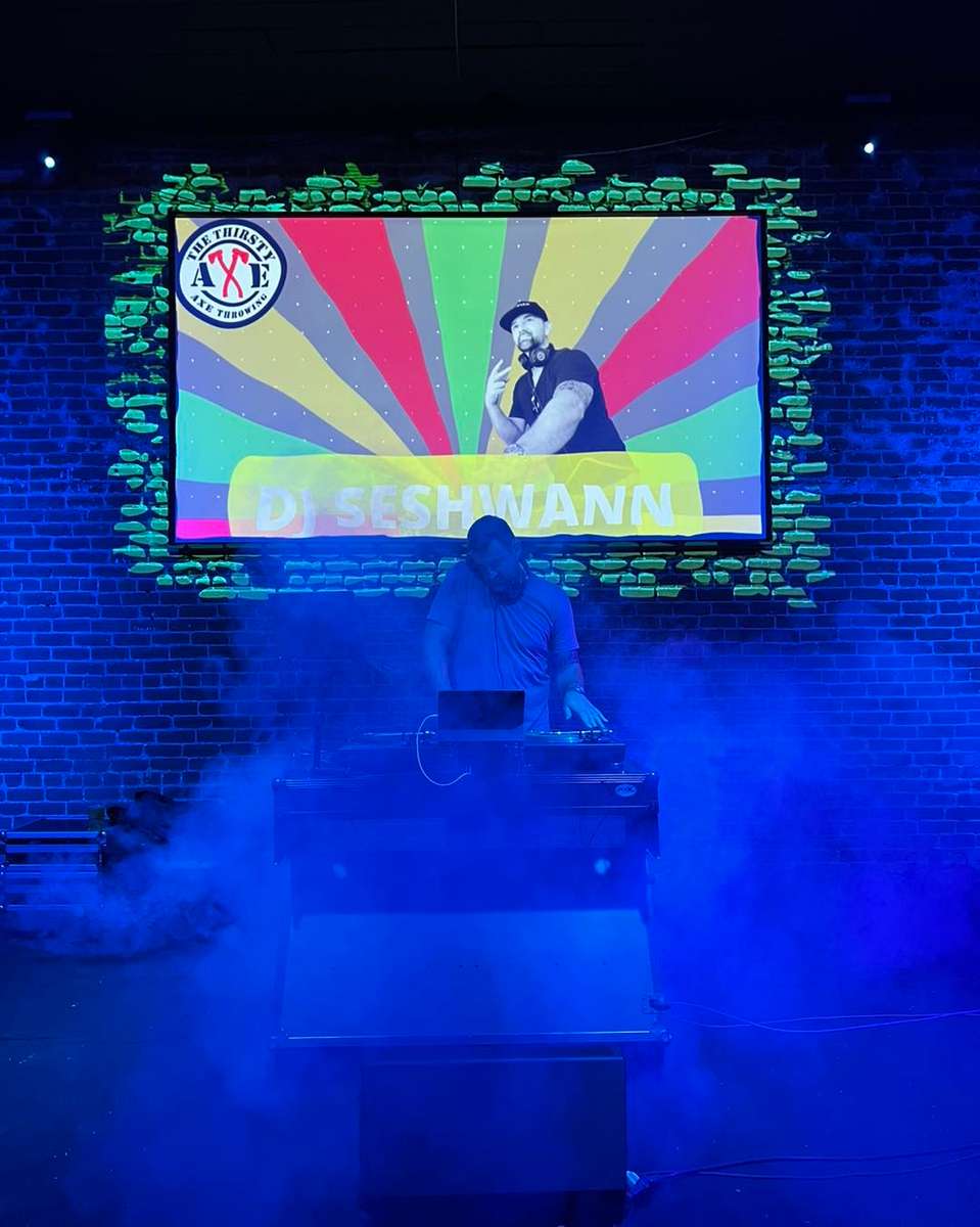 dj on stage