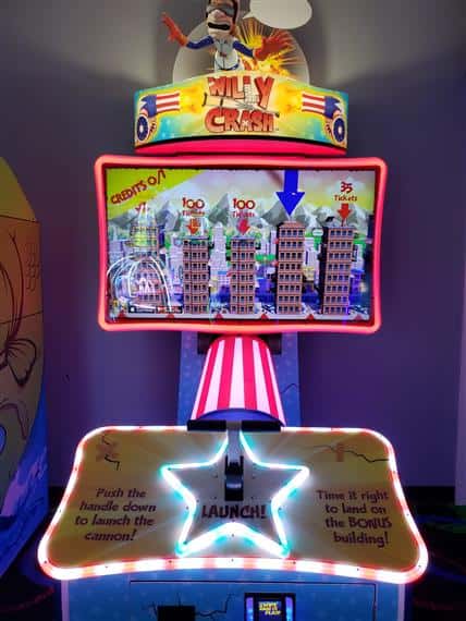 Willy Crash Arcade game. Push the handle to launch the cannon! Time it right to land on the BONUS building!