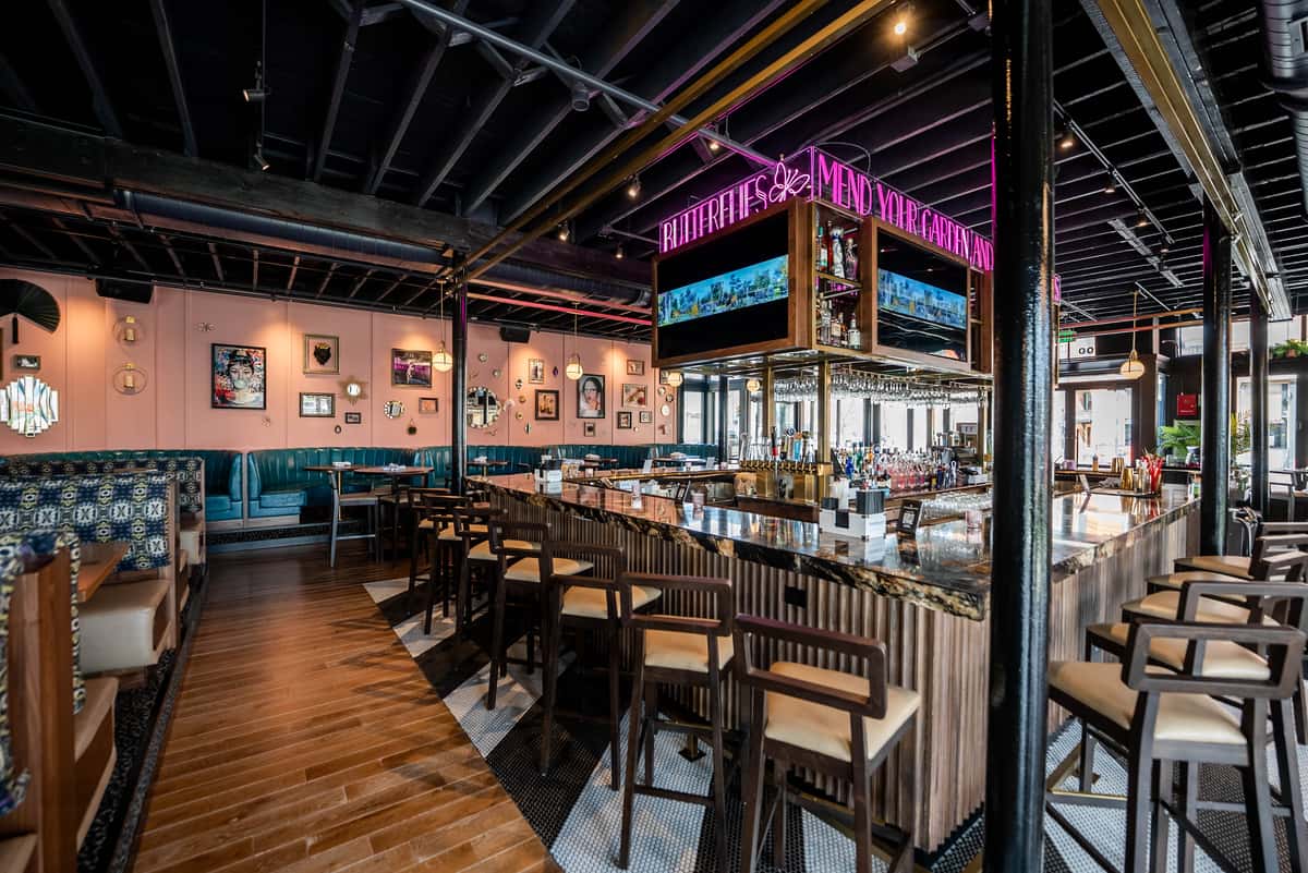 Stylish indoor bar with high-top seating, cozy booths and a lively social atmosphere, ideal for private events, happy hours and group gatherings.