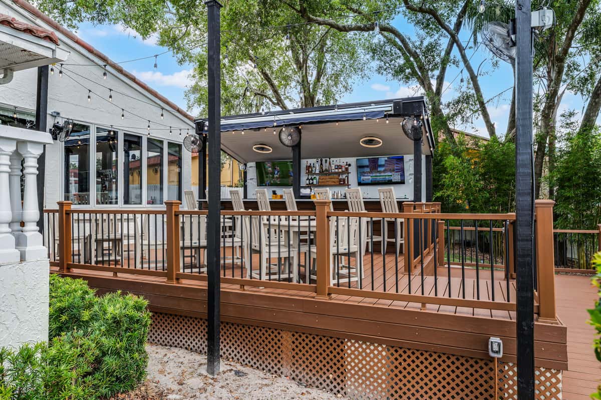 Enzos patio