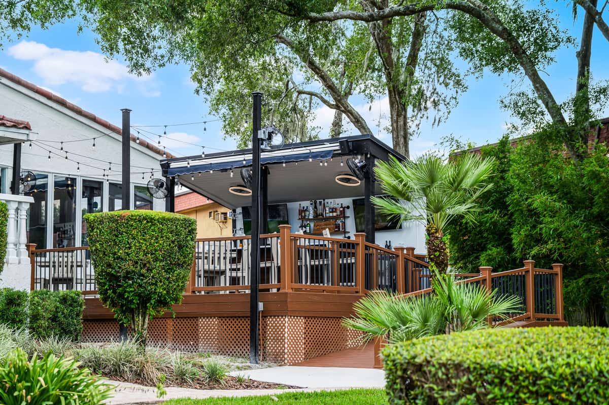 Enzos outdoor patio