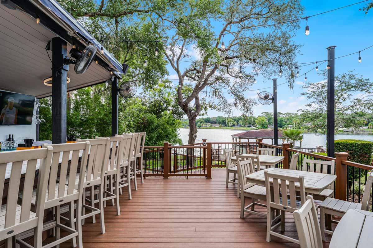 Enzos outdoor patio